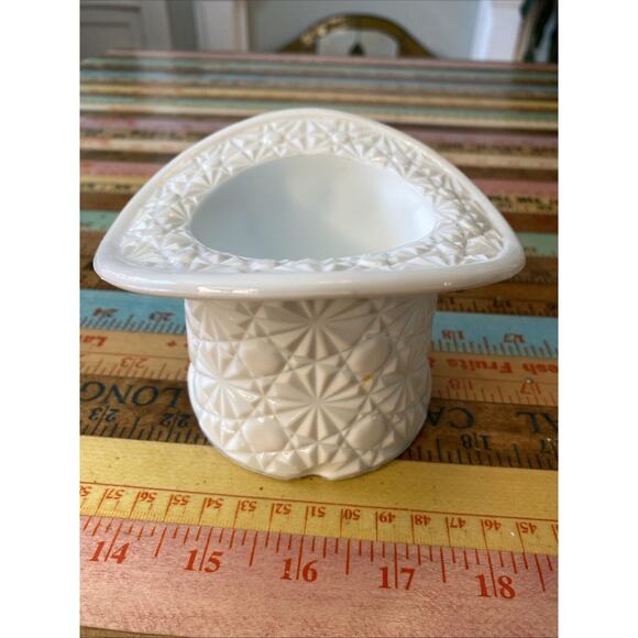 Vintage Fenton Top Hat Vase White Milk Glass Daisy & Button Pattern * Has Chip - Picture 1 of 12